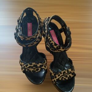 Betsy Johnson sandals size 8M